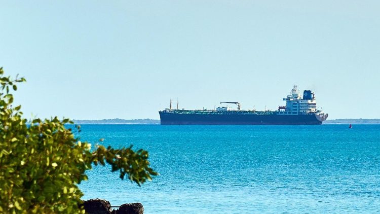 Um navio-tanque carregado de combustível é visto na Baía de Matanzas, em Havana, Cuba, em 16 de fevereiro de 2026. O navio entrou na baía e atracou próximo à cidade.