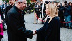 ಪಲಾಝೊ ಬೊರೊಮಿಯೊದಲ್ಲಿ ಲ್ಯಾಟೆರನ್ ಒಪ್ಪಂದಗಳ ವಾರ್ಷಿಕೋತ್ಸವವನ್ನು ಗುರುತಿಸುವ ಸಮಾರಂಭದಲ್ಲಿ ಇಟಾಲಿಯನ್ ಪ್ರಧಾನಿ ಜಾರ್ಜಿಯಾ ಮೆಲೋನಿ ರವರೊಂದಿಗೆ ಕಾರ್ಡಿನಲ್ ಪಿಯೆತ್ರೋ ಪರೋಲಿನ್.