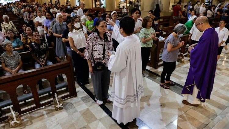 Lễ Tro tại nhà thờ chính tòa ở Manila