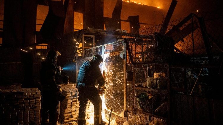 Bombeiros ucranianos trabalham no local de um recente ataque a&eacute;reo russo a um armaz&eacute;m em Sloviansk, Ucr&acirc;nia, em 17 de fevereiro de 2026 (foto divulgada em 18 de fevereiro de 2026), em meio &agrave; invas&atilde;o russa em curso. De acordo com Vadym Filashkin, governador da regi&atilde;o de Donetsk, o ataque a&eacute;reo russo matinal em Sloviansk matou pelo menos duas pessoas e feriu mais de uma d&uacute;zia. O ataque tamb&eacute;m danificou 14 casas particulares, dois pr&eacute;dios altos, armaz&eacute;ns, um pr&eacute;dio administrativo e outras infraestruturas. EPA/TOMMASO FUMAGALLI
