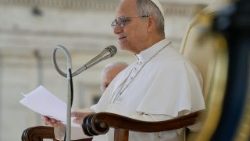 ಜಗದ್ಗುರು XIV ನೇ ಲಿಯೋರವರು  ಪೋಲಿಕೊರೊ ಯೋಜನೆಯ ಸದಸ್ಯರೊಂದಿಗೆ ಮಾತನಾಡುತ್ತಾರೆ.