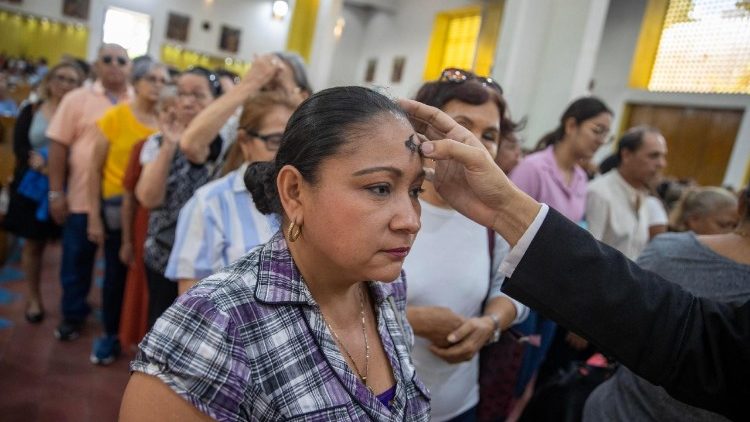 Tín hữu Nicaragua nhận tro