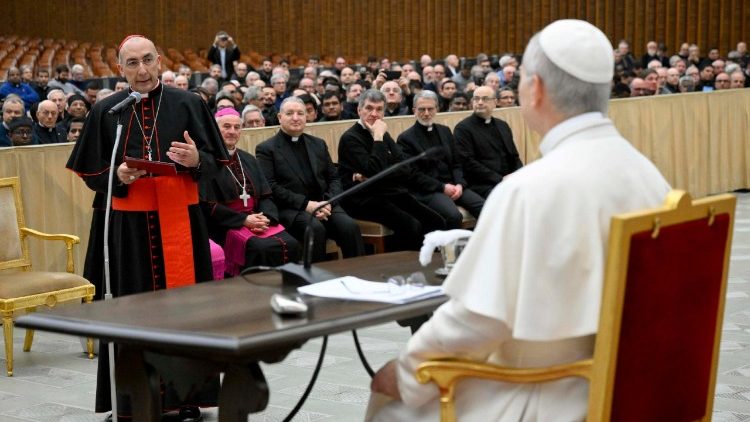 Il Papa ai preti romani, contesto cambiato, serve un'inversione di marcia