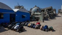 ഖാൻ യൂനിസിൽ റമദാന്റെ ഭാഗമായി പ്രാർത്ഥിക്കുന്നവർ