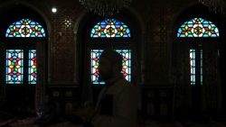 “Muçulmano participa das celebrações do Ramadã, período de jejum, oração e reflexão espiritual.”