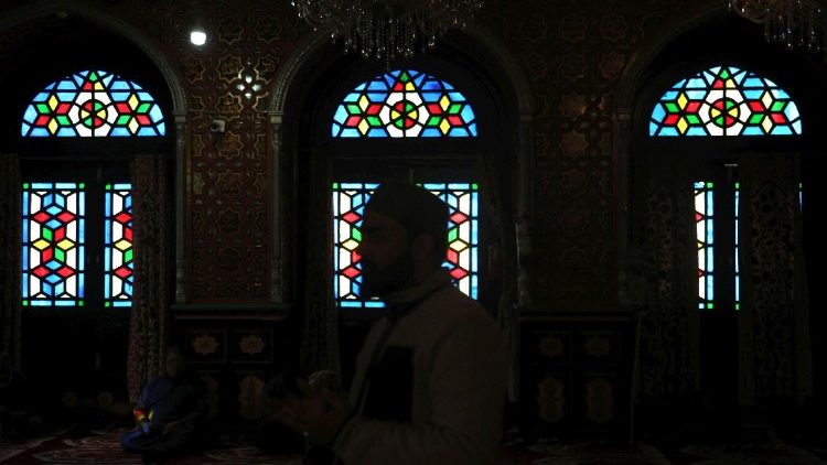 “Muçulmano participa das celebrações do Ramadã, período de jejum, oração e reflexão espiritual.”