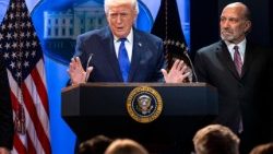 Trump in conferenza stampa dopo la decisione della Corte suprema statunitense che ha dichiarato illegittime le tariffe doganali decise dalla Casa Bianca