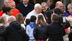 Papst Leo beim Besuch in der Pfarrei "Sacro Cuore di Gesù" an diesem Sonntag