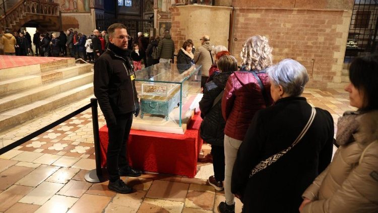 Fieles en fila para venerar los restos de San Francisco
