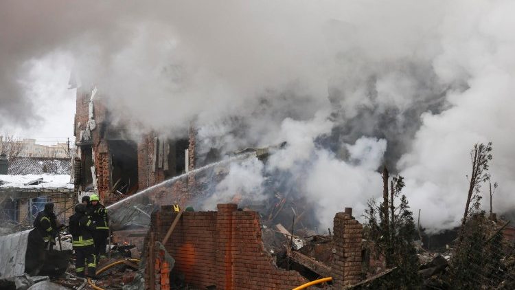 Equipes de resgate ucranianas trabalham no local de um ataque russo em uma &aacute;rea residencial de Kiev, Ucr&acirc;nia, em 22 de fevereiro de 2026, em meio &agrave; invas&atilde;o russa. Pelo menos uma pessoa morreu e outras oito foram resgatadas dos escombros, incluindo uma crian&ccedil;a, ap&oacute;s um ataque combinado russo com drones e m&iacute;sseis durante a noite contra a capital ucraniana e distritos vizinhos, de acordo com o Servi&ccedil;o Estatal de Emerg&ecirc;ncia da Ucr&acirc;nia. EPA/STRINGER