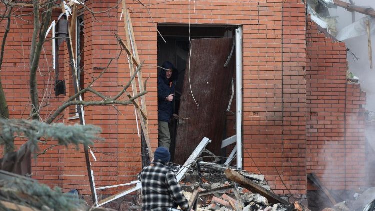 Moradores locais inspecionam os danos no local de um ataque russo em uma &aacute;rea residencial de Kiev, Ucr&acirc;nia, em 22 de fevereiro de 2026, em meio &agrave; invas&atilde;o russa. Pelo menos uma pessoa morreu e outras oito foram resgatadas dos escombros, incluindo uma crian&ccedil;a, ap&oacute;s um ataque combinado russo com drones e m&iacute;sseis durante a noite contra a capital ucraniana e distritos vizinhos, de acordo com o Servi&ccedil;o Estatal de Emerg&ecirc;ncia da Ucr&acirc;nia. EPA/STRINGER