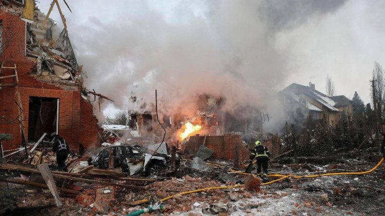 Equipes de resgate ucranianas trabalham no local de um ataque russo em uma &aacute;rea residencial de Kiev, Ucr&acirc;nia, em 22 de fevereiro de 2026, em meio &agrave; invas&atilde;o russa. Pelo menos uma pessoa morreu e outras oito foram resgatadas dos escombros, incluindo uma crian&ccedil;a, ap&oacute;s um ataque combinado russo com drones e m&iacute;sseis durante a noite contra a capital ucraniana e distritos vizinhos, de acordo com o Servi&ccedil;o Estatal de Emerg&ecirc;ncia da Ucr&acirc;nia. EPA/STRINGER