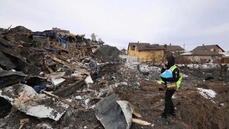 Um policial inspeciona os danos no local de um ataque russo perto de um pr&eacute;dio residencial em Putrivka, regi&atilde;o de Kyiv, Ucr&acirc;nia, em 22 de fevereiro de 2026, em meio &agrave; invas&atilde;o russa. Pelo menos uma pessoa morreu e outras oito foram resgatadas dos escombros, incluindo uma crian&ccedil;a, ap&oacute;s um ataque combinado russo com drones e m&iacute;sseis durante a noite contra a capital ucraniana e distritos vizinhos, de acordo com o Servi&ccedil;o Estatal de Emerg&ecirc;ncia da Ucr&acirc;nia. EPA/STRINGER