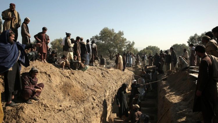 La sepoltura delle persone uccise a Nangarhar, Afghanistan