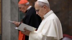 தியானத்தில் பங்கேற்கும் திருத்தந்தை 