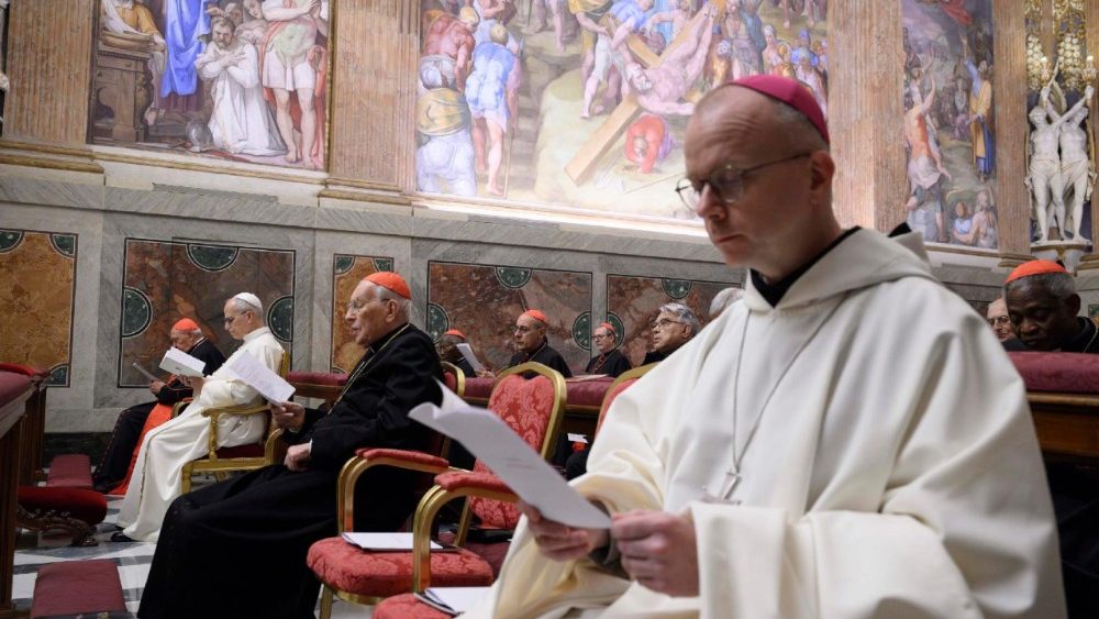 Imzot Varden (në plan të parë djathtas) në lutje para meditimit në Kapelën Pauline