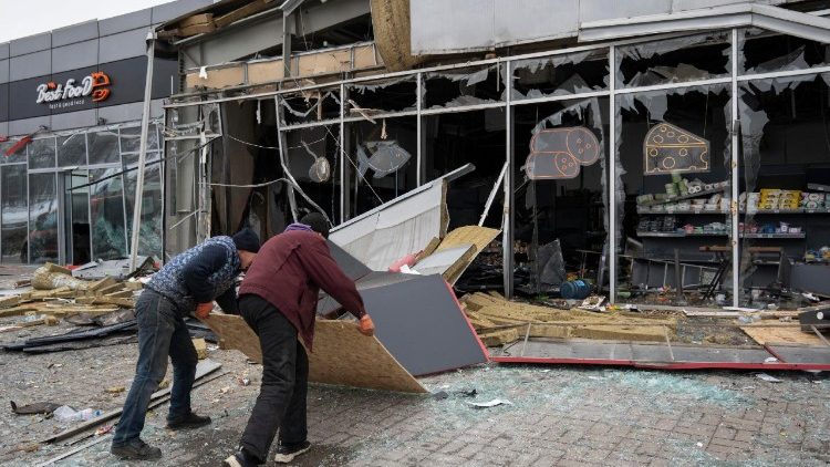 Moradores locais trabalham no local de um ataque de drone russo perto de um supermercado e uma lanchonete no centro de Kramatorsk, leste da Ucr&acirc;nia, em 23 de fevereiro de 2026, em meio &agrave; invas&atilde;o russa. De acordo com a Prefeitura de Kramatorsk e o chefe da Administra&ccedil;&atilde;o Militar Regional de Donetsk, Vadym Filashkin, pelo menos um civil ficou ferido no ataque. EPA/TOMMASO FUMAGALLI