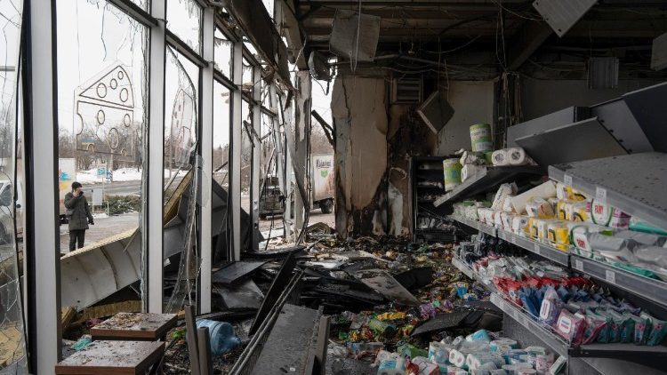 Danos no local de um ataque de drone russo perto de um supermercado e uma lanchonete no centro de Kramatorsk, leste da Ucr&acirc;nia, em 23 de fevereiro de 2026, em meio &agrave; invas&atilde;o russa. De acordo com o Conselho Municipal de Kramatorsk e o chefe da Administra&ccedil;&atilde;o Militar Regional de Donetsk, Vadym Filashkin, pelo menos um civil ficou ferido no ataque. EPA/TOMMASO FUMAGALLI