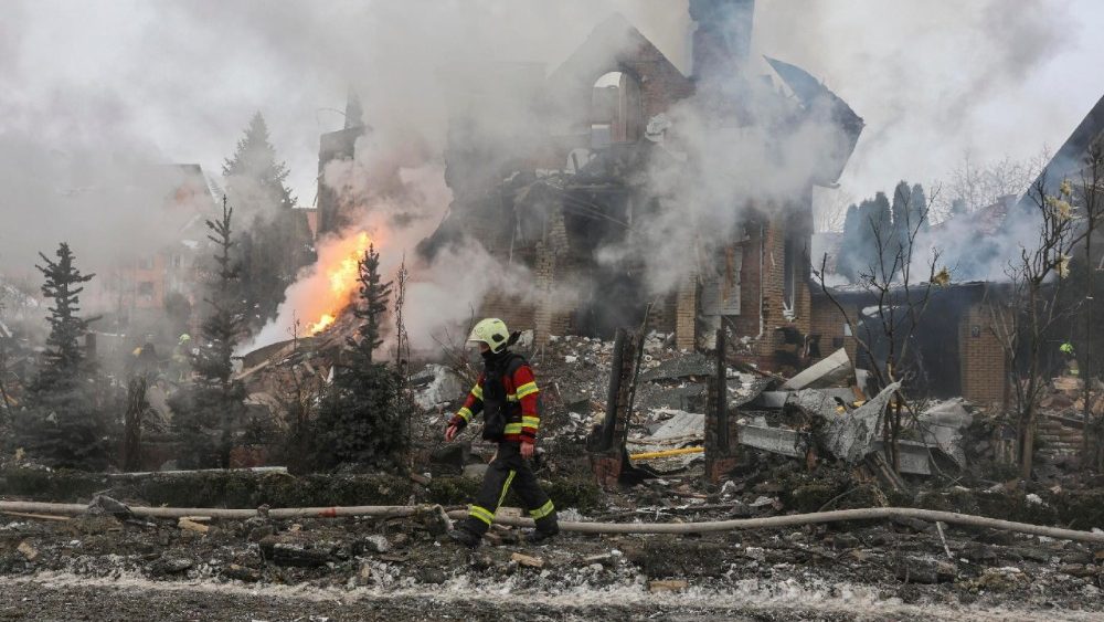 Equipes de resgate ucranianas trabalham no local de um ataque russo em uma área residencial de Kiev, Ucrânia, em 22 de fevereiro de 2026, em meio à invasão russa. Pelo menos uma pessoa morreu e outras oito foram resgatadas dos escombros, incluindo uma criança, após um ataque combinado russo com drones e mísseis durante a noite contra a capital ucraniana e distritos vizinhos, de acordo com o Serviço Estatal de Emergência da Ucrânia. EPA/STRINGER