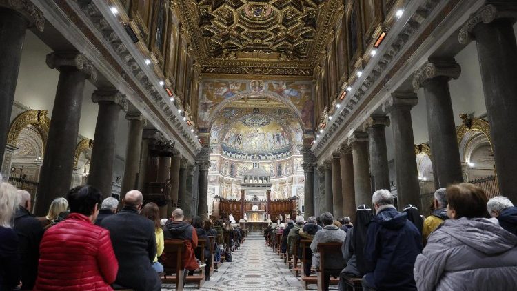 La vigilia de oración presidida por el cardenal Matteo Maria Zuppi, presidente de la Conferencia Episcopal Italiana (CEI)