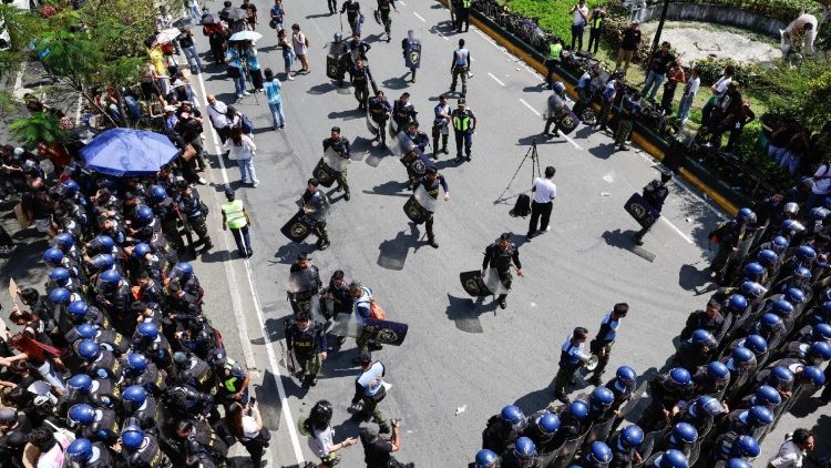 La polizia presidia una strada di Manila durante le manifestazioni dei giorni scorsi