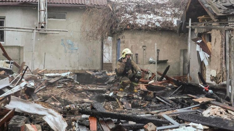 Equipes de resgate ucranianas trabalham no local de um ataque com drone a um pr&eacute;dio privado em Kharkiv, nordeste da Ucr&acirc;nia, em 26 de fevereiro de 2026, em meio &agrave; invas&atilde;o russa. Pelo menos 10 pessoas ficaram feridas no ataque combinado com drones e m&iacute;sseis durante a noite, informou a Pol&iacute;cia Nacional da Ucr&acirc;nia. EPA/SERGEY KOZLOV