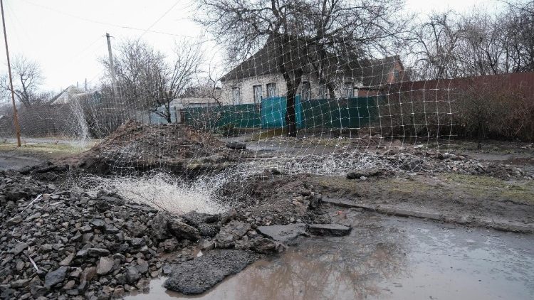 Os restos de um carro atacado por um drone FPV (Vis&atilde;o em Primeira Pessoa) russo, em Druzhkivka, Donetsk, Ucr&acirc;nia, 26 de fevereiro de 2026. A destrui&ccedil;&atilde;o causada por bombas a&eacute;reas guiadas e drones suicidas pode ser vista em todas as ruas da cidade sitiada por tropas russas, posicionadas a cerca de 12 quil&ocirc;metros da &aacute;rea urbana. A popula&ccedil;&atilde;o civil que ainda n&atilde;o evacuou est&aacute; sem aquecimento ou eletricidade, s&oacute; pode sair de casa entre 11h e 15h devido ao toque de recolher prolongado, e muitos dependem de ajuda humanit&aacute;ria para sobreviver. EPA/Maria Senovilla
