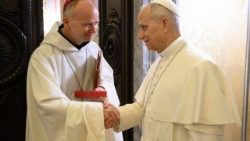 Papa Leon al XIV-lea și monseniorul Erik Varden, la încheierea Exercițiilor spirituale 