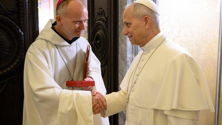 Papa Leon al XIV-lea și monseniorul Erik Varden, la încheierea Exercițiilor spirituale 