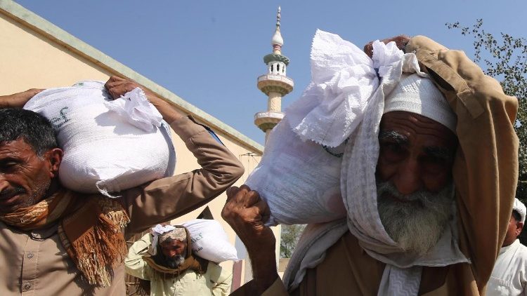 La gente recibe raciones gratuitas distribuidas por Crescent Relief Australia durante el mes sagrado musulm&aacute;n del Ramad&aacute;n en el distrito de Khairpur, Pakist&aacute;n. 