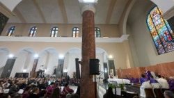 Szentmise a háború után épült Mennybemenetel templomban