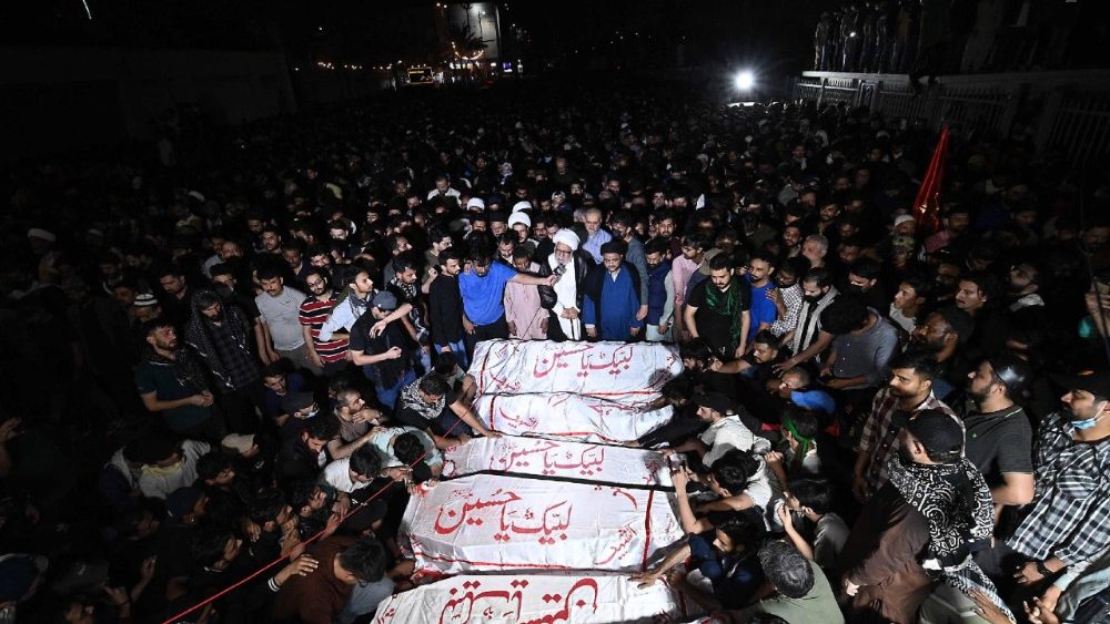 Pessoas comparecem ao funeral das vítimas dos violentos protestos realizados em frente ao consulado dos EUA em Karachi, Paquistão, em 1º de março de 2026. De acordo com a médica-chefe da polícia de Karachi, Dra. Summaiya Syed Tariq, pelo menos dez pessoas foram mortas na cidade após confrontos violentos pela morte do líder supremo iraniano, o aiatolá Ali Khamenei, que foi morto em uma operação militar conjunta dos EUA e de Israel em 28 de fevereiro de 2026. EPA/SHAHZAIB AKBER