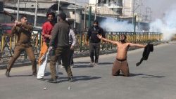 Un manifestant musulman chiite crie alors que la police indienne tente de disperser leur marche lors d'une manifestation contre l'assassinat du guide suprême iranien, l'ayatollah Ali Khamenei, à Srinagar, la capitale du Cachemire indien, le 2 mars 2026.