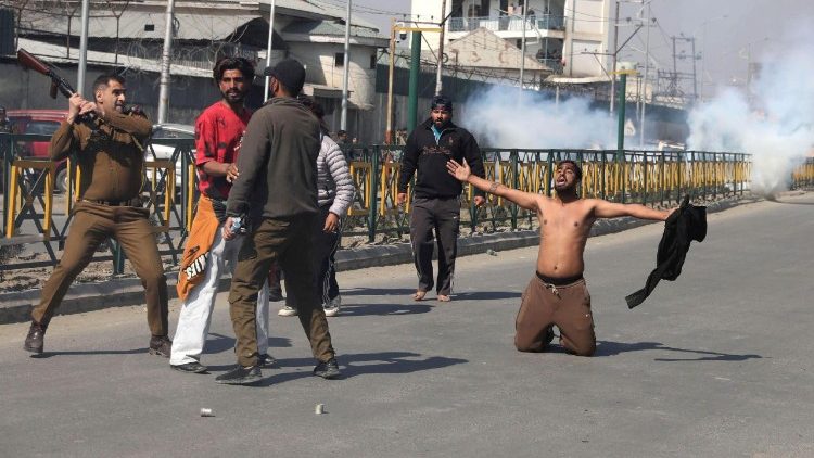 Un manifestant musulman chiite crie alors que la police indienne tente de disperser leur marche lors d'une manifestation contre l'assassinat du guide suprême iranien, l'ayatollah Ali Khamenei, à Srinagar, la capitale du Cachemire indien, le 2 mars 2026.