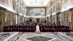 அப்புலியன் மற்றும் கலாப்ரியன் இறையியல் நிறுவனங்களின் குழுமத்தினருன் திருத்தந்தை 