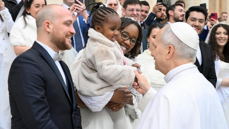 संत पापा का अभिवादन