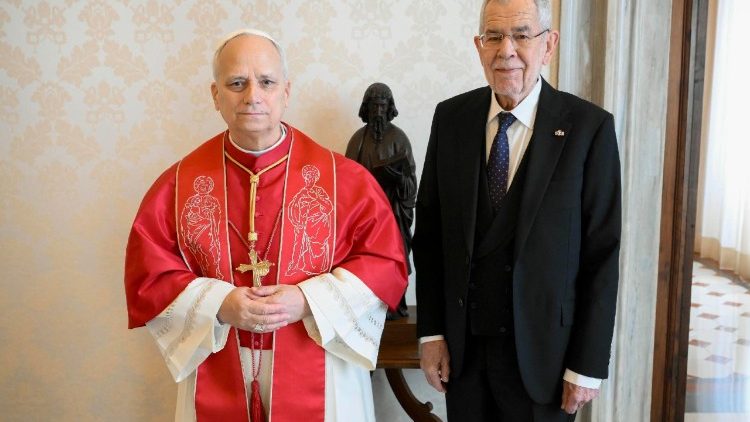 ಜಗದ್ಗುರು ಲಿಯೋರವರು ವ್ಯಾಟಿಕನ್‌ನಲ್ಲಿ ಆಸ್ಟ್ರಿಯಾ ಗಣರಾಜ್ಯದ ರಾಷ್ಟ್ರಪತಿ ಅಲೆಕ್ಸಾಂಡರ್ ವ್ಯಾನ್ ಡೆರ್ ಬೆಲ್ಲೆನ್ ರವರನ್ನು ಸ್ವಾಗತಿಸಿದರು.