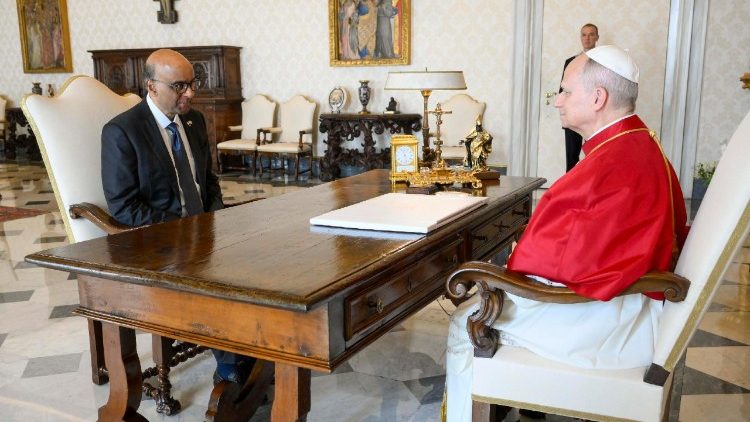 Papa Leone XIV con il presidente della Repubblica di Singapore, Tharman Shanmugaratnam