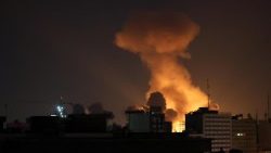 Il fumo di un'esplosione dopo i raid di oggi su Teheran