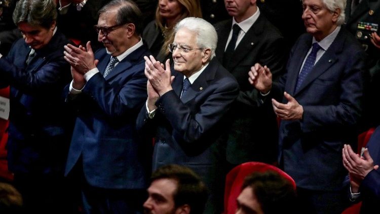 Watu wakishangilia kilele cha Kumbukizi ya Miaka 150 ya Gazeti la C. D. Sera