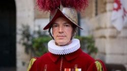 Trung úy Anton Kappler của Đội Vệ binh Thụy Sĩ, người trợ lý phòng mới của Đức Thánh Cha Lêô XIV