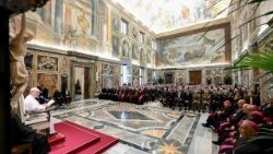 உரை வழங்கும் திருத்தந்தை 