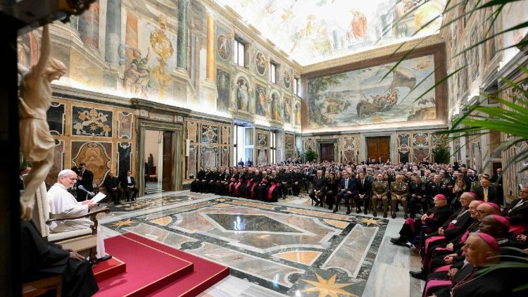 உரை வழங்கும் திருத்தந்தை 