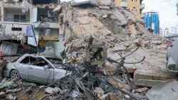 ಮಾರ್ಚ್ 26ರಂದು ಇಸ್ರೇಲ್ ಗಡಿಯ ಸಮೀಪದ ದಕ್ಷಿಣ ಲೆಬನಾನ್‌ನಲ್ಲಿ ಧ್ವಂಸಗೊಂಡ ಕಟ್ಟಡಗಳ ಪಕ್ಕದಲ್ಲಿ ಇಸ್ರೇಲಿನ ಸೇನಾ ವಾಹನಗಳು ಸಾಗುತ್ತಿವೆ.