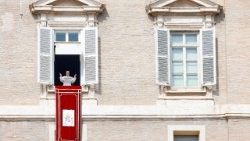 Papež Leon XIV. je z okna apostolske palače na Trgu sv. Petra vodil opoldansko molitev Angel Gospodov.