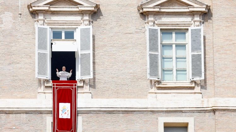 Papež Leon XIV. je z okna apostolske palače na Trgu sv. Petra vodil opoldansko molitev Angel Gospodov.