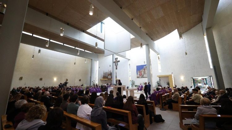 पवित्र मिस्सा समारोह में संत पापा लियो 14वें प्रवचन देते हुए