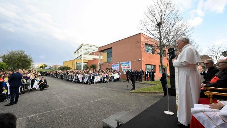 Találkozás a plébánia csoportjaival a szentmise előtt   