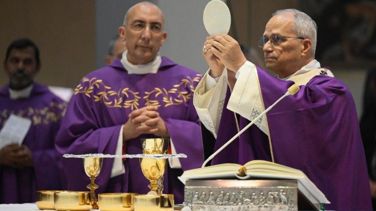 പാപ്പാ വിശുദ്ധ ബലിയർപ്പിക്കുന്നു 