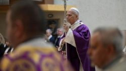 रोम स्थित संत मरियम के समर्पण गिरजाघर में ख्रीस्तयाग अर्पित करते संत पापा लियो 14वें